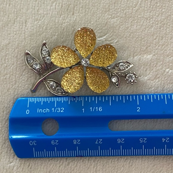Vintage Yellow Crystal Rhinestone Flower Brooch Pin - Picture 2 of 4